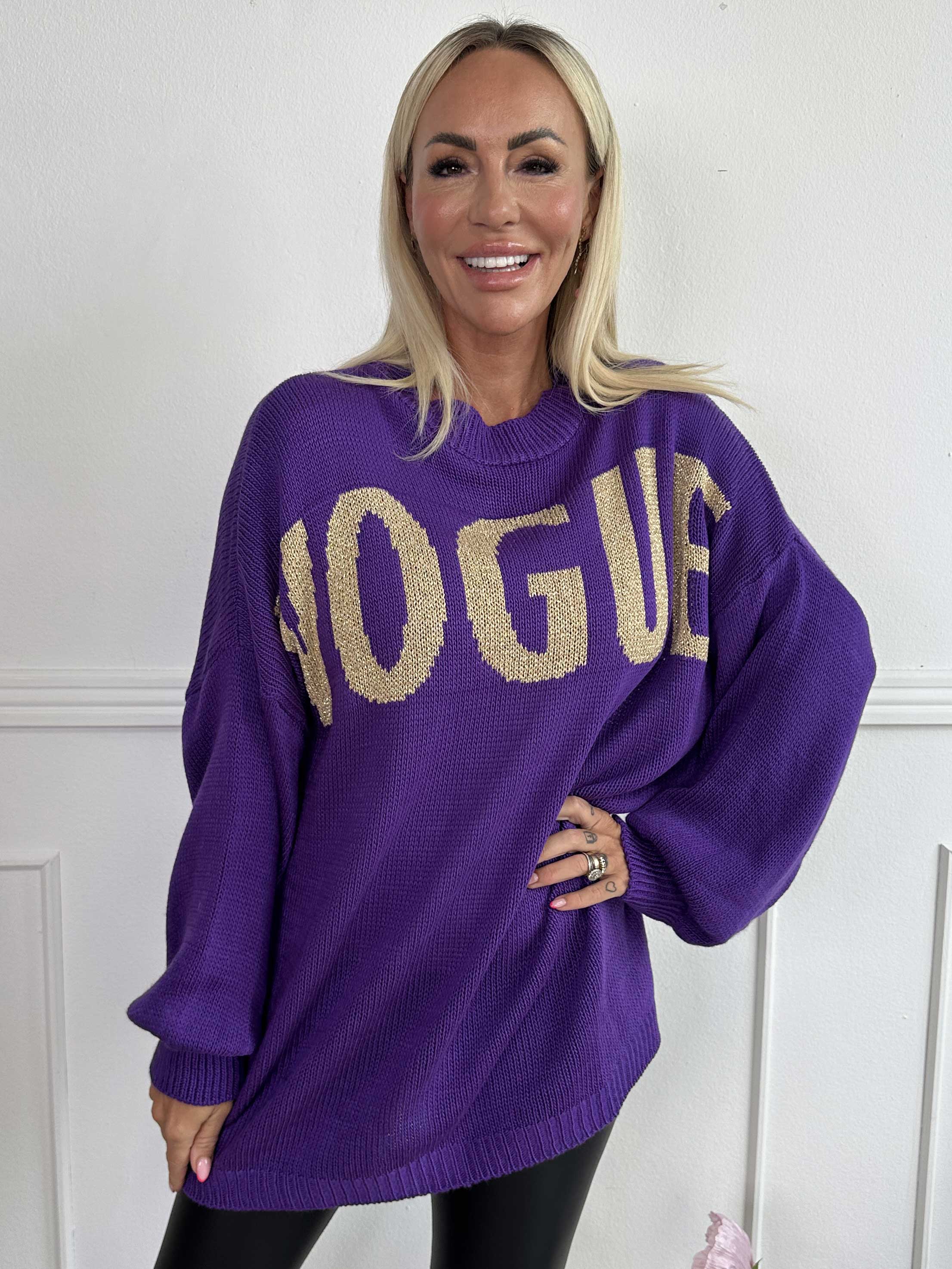 Priscilla - Stickad tröja med VOGUE skrivet i guldglittertrådar